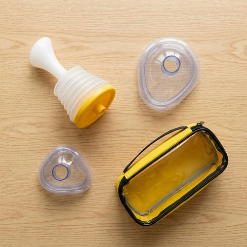 Contenido del kit visto desde arriba: dispositivo, mascarilla adulto, mascarilla niño y estuche